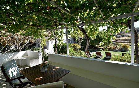 Βεράντα με θέα στον κήπο