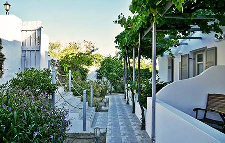 Μπροστινή όψη του Myrto bungalows στη Σίφνο